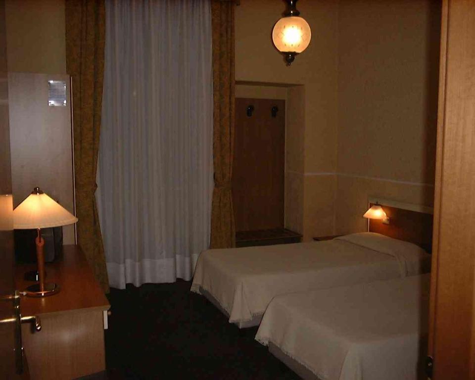 Hotel Johnny Милан Экстерьер фото