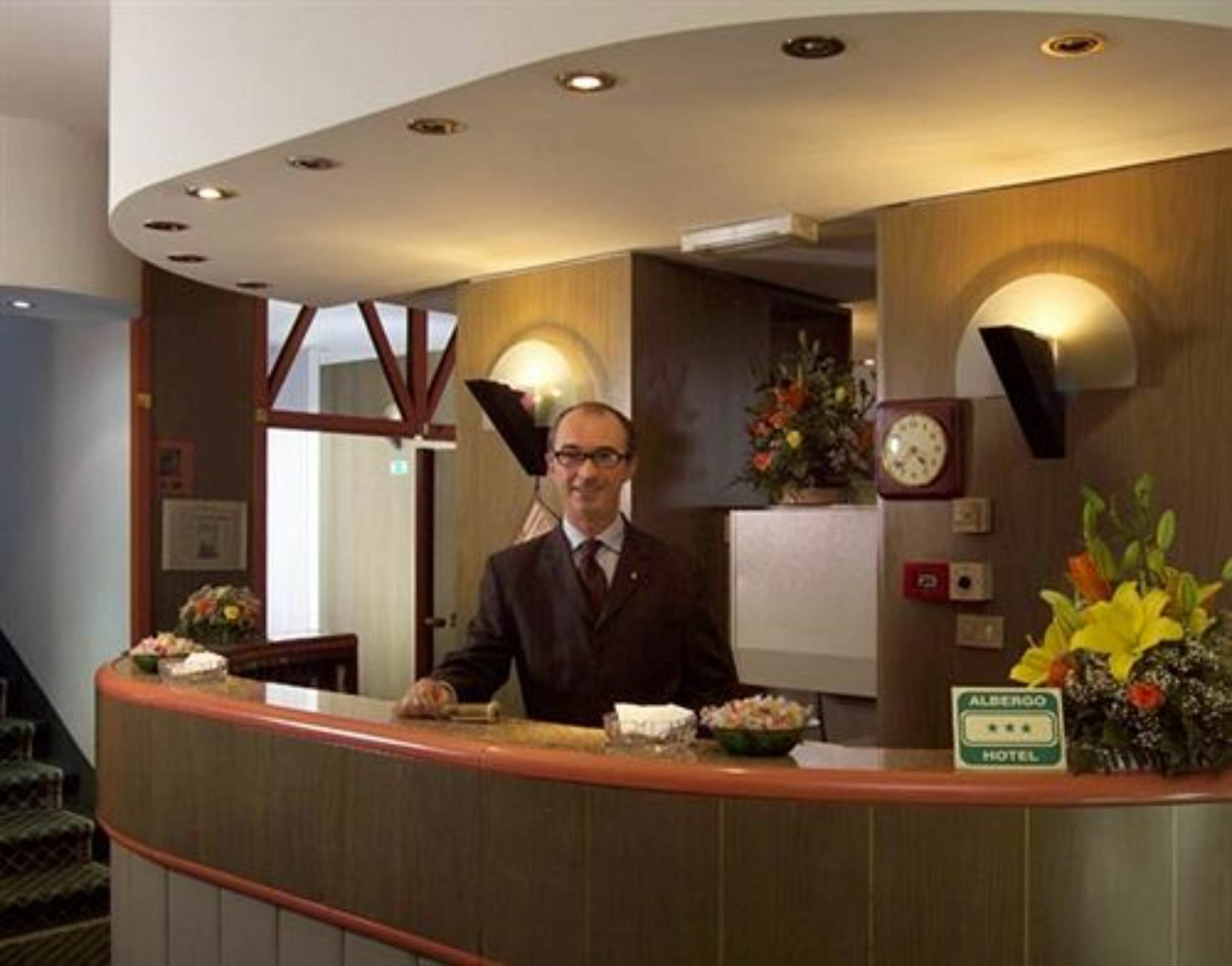 Hotel Johnny Милан Экстерьер фото